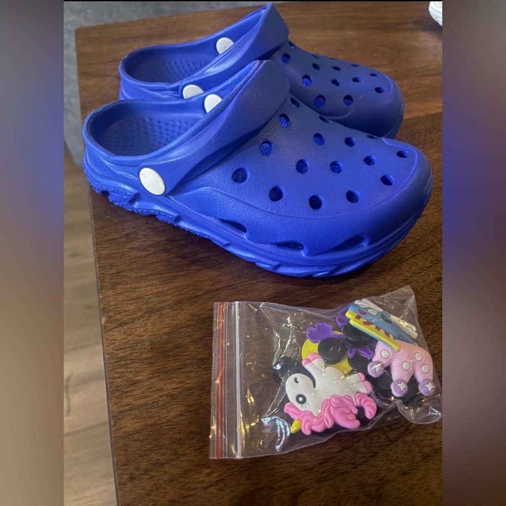 Sz10-11 Cubufly Kids Blue Clogs with charms girls/boys new sealed - Picture 2 of 6